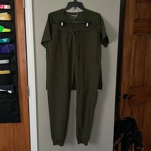 NWOT Mandala Olive Scrub Set Medium Tall